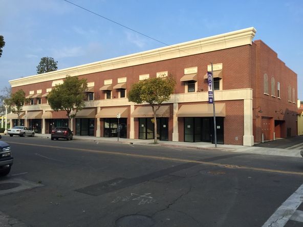 Retail For Lease: 213 W 8th St, Hanford, CA 93230